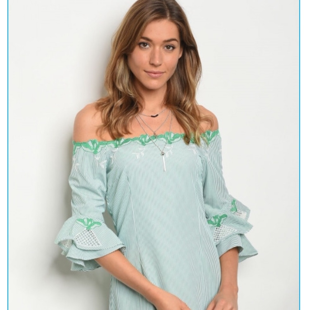 Lulumari 5⭐️ off shoulder bell sleeve dress - Picture 3 of 6